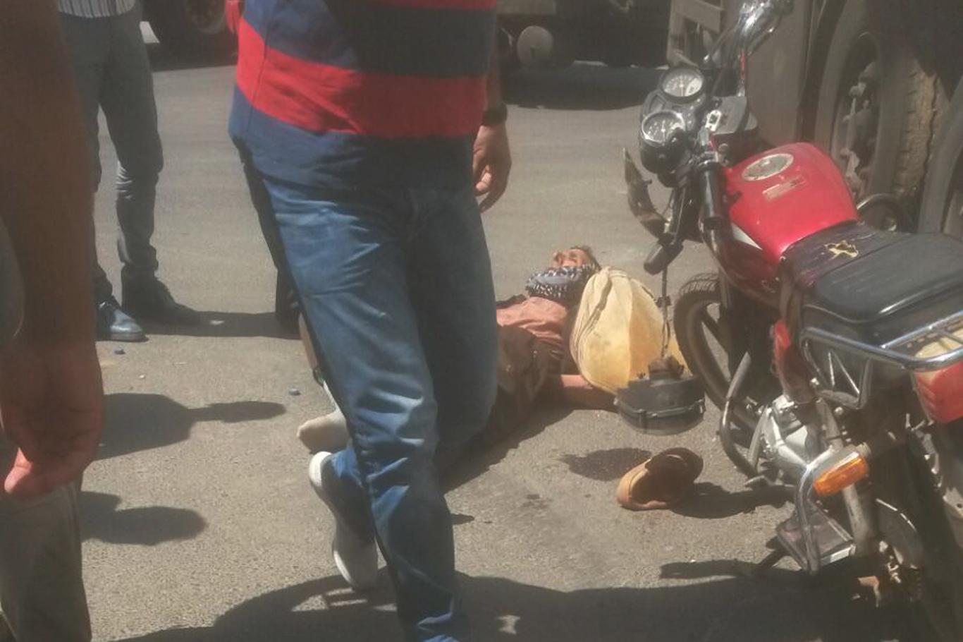 Motosikletiyle TIR'a çarpan sürücü yaralandı Motosikletiyle TIR'a çarpan sürücü yaralandı